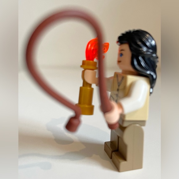 Lego Marion Ravenwood 7625 Tan Outfit Indiana Jones Minifigure With Flame/ Whip - Picture 4 of 6